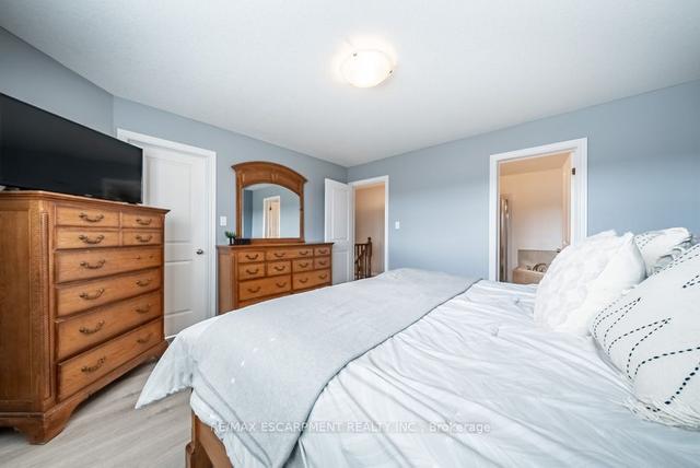 33 Redcedar Cres, House attached with 3 bedrooms, 2 bathrooms and 2 parking in Hamilton ON | Image 13