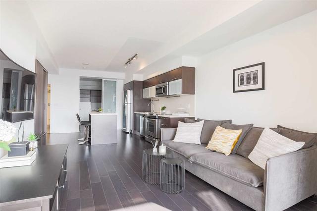 4209 - 386 Yonge St, Condo with 2 bedrooms, 2 bathrooms and 1 parking in Toronto ON | Image 3