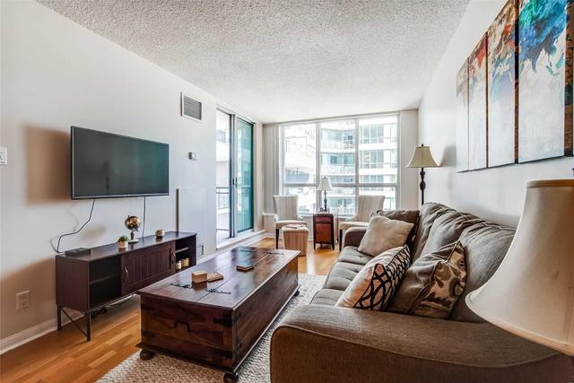 820 - 230 Queens Quay W, Condo with 1 bedrooms, 1 bathrooms and 1 parking in Toronto ON | Image 2