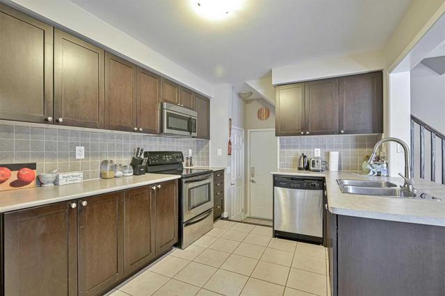 902 Raftis Crct, House attached with 3 bedrooms, 2 bathrooms and 1 parking in Milton ON | Image 8