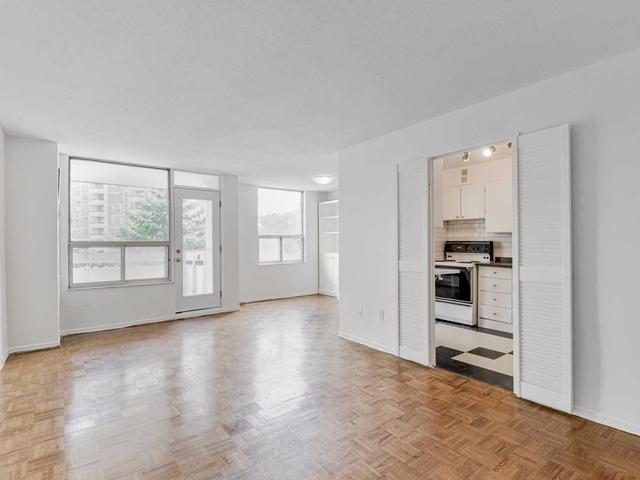 416 - 10 Edgecliff Gfwy, Condo with 3 bedrooms, 2 bathrooms and 1 parking in Toronto ON | Image 3