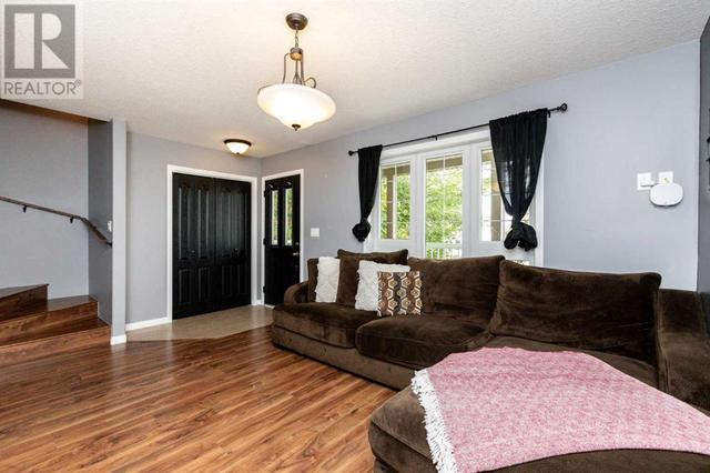 5021 47 Street, House detached with 3 bedrooms, 3 bathrooms and 2 parking in Innisfail AB | Image 3