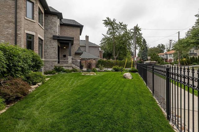 70 Parkview Hill Cres N, House detached with 4 bedrooms, 5 bathrooms and 3 parking in Toronto ON | Image 37