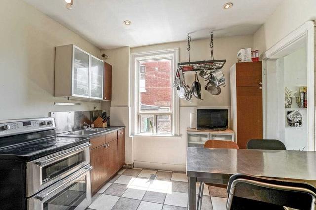 174 Lisgar St, House semidetached with 4 bedrooms, 2 bathrooms and 2 parking in Toronto ON | Image 2