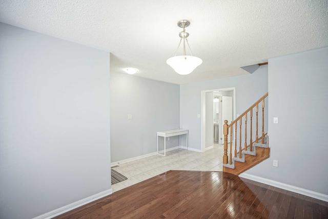 846 Luxton Dr, House semidetached with 4 bedrooms, 3 bathrooms and 2 parking in Milton ON | Image 36