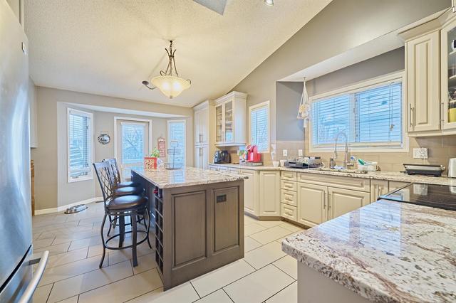 29 Shannon Circle Sw, House detached with 4 bedrooms, 3 bathrooms and 4 parking in Calgary AB | Image 3