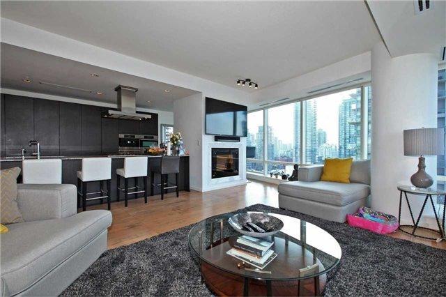 2005 - 180 University Ave, Condo with 2 bedrooms, 3 bathrooms and 1 parking in Toronto ON | Image 7