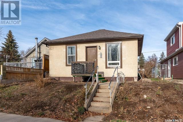 964 Athabasca Street W, House detached with 2 bedrooms, 1 bathrooms and null parking in Moose Jaw SK | Image 1