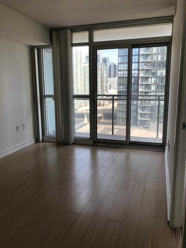 1603 - 15 Iceboat Terr, Condo with 1 bedrooms, 1 bathrooms and 1 parking in Toronto ON | Image 3