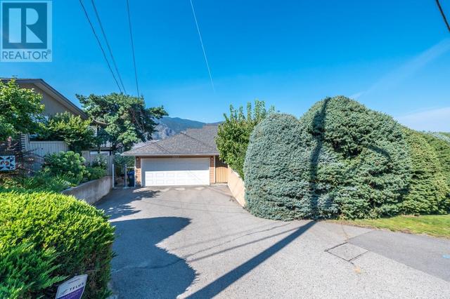 3915 Valleyview Road, House detached with 4 bedrooms, 3 bathrooms and 2 parking in Penticton BC | Image 4
