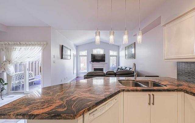 71 Cedarcrest Cres, House attached with 3 bedrooms, 4 bathrooms and 3 parking in Richmond Hill ON | Image 16