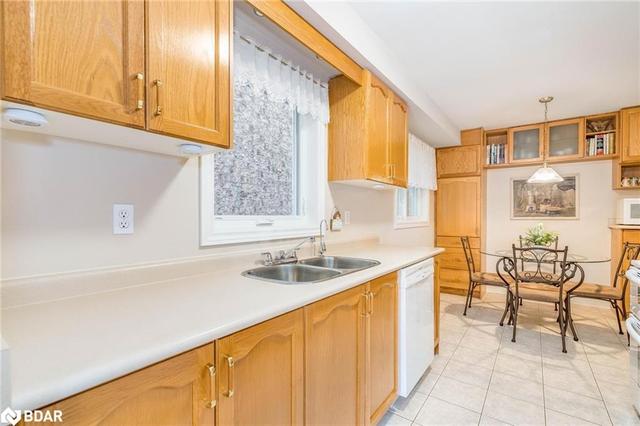 55 Lento Court, House attached with 3 bedrooms, 2 bathrooms and 5 parking in Vaughan ON | Image 2