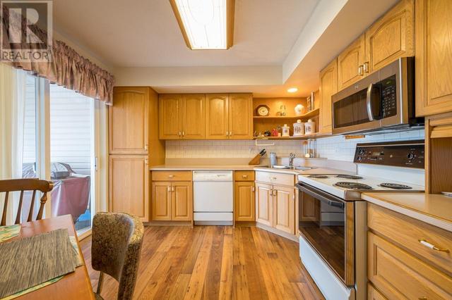 3 - 2022 Pacific Way, House attached with 3 bedrooms, 3 bathrooms and null parking in Kamloops BC | Image 2