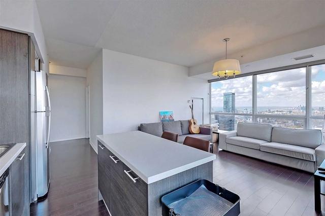 4715 - 386 Yonge St, Condo with 2 bedrooms, 2 bathrooms and 1 parking in Toronto ON | Image 11