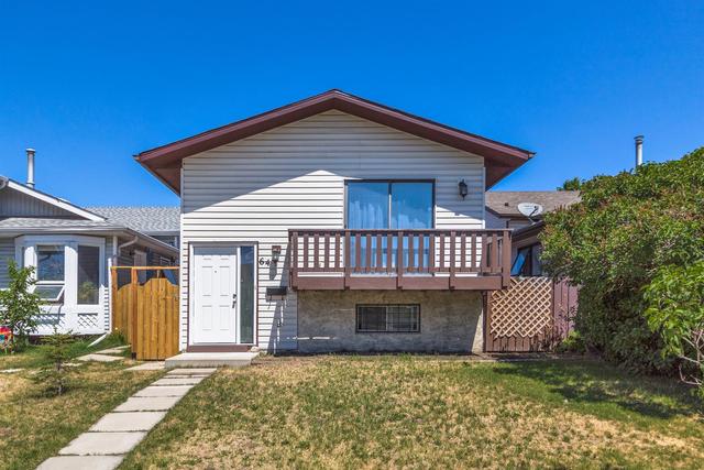 64 Whitworth Road Ne, House detached with 4 bedrooms, 2 bathrooms and 2 parking in Calgary AB | Image 1