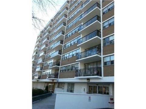 802 - 212 Kerr St, Condo with 2 bedrooms, 1 bathrooms and 1 parking in Mississauga ON | Image 1