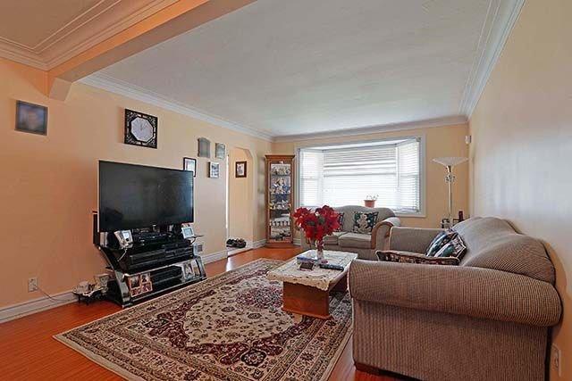 109 Commonwealth Ave, House detached with 3 bedrooms, 2 bathrooms and 4 parking in Toronto ON | Image 5