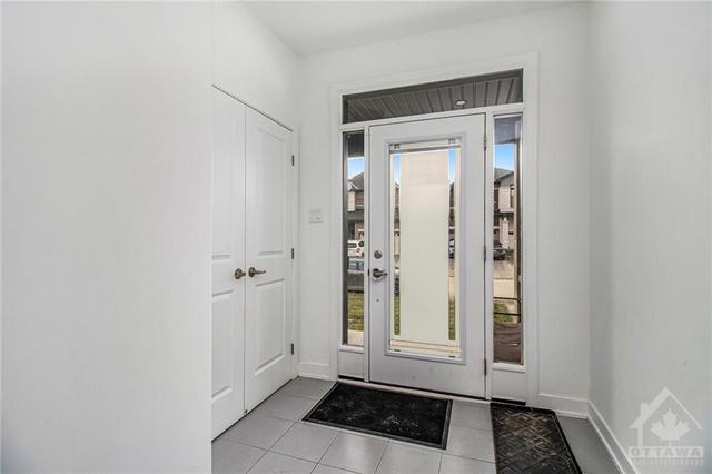 218 Zinnia Way, Townhouse with 3 bedrooms, 3 bathrooms and 3 parking in Ottawa ON | Image 3