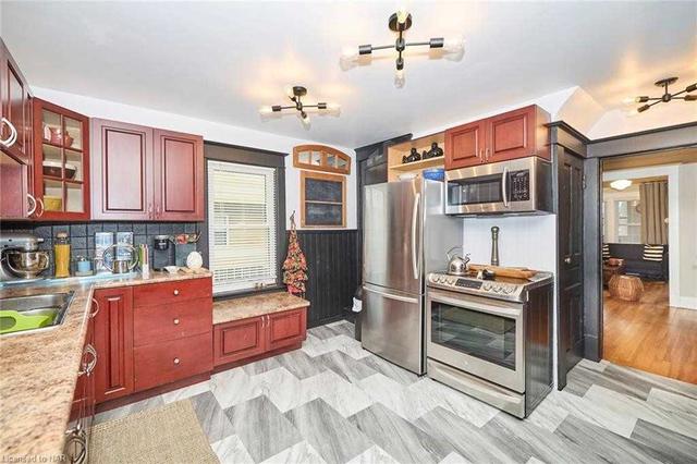 115 Vine St S, House detached with 4 bedrooms, 2 bathrooms and 3 parking in St. Catharines ON | Image 4