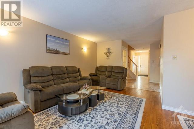 91 Burlington Crescent, Townhouse with 3 bedrooms, 4 bathrooms and 3 parking in Ottawa ON | Image 6