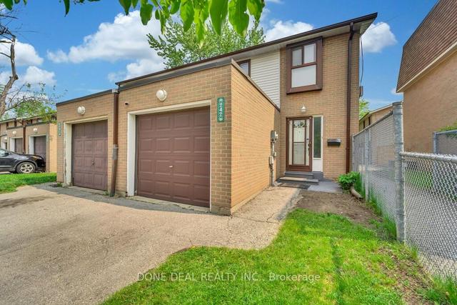 242 Fleetwood Cres, Townhouse with 3 bedrooms, 2 bathrooms and 3 parking in Brampton ON | Image 12
