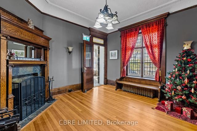 37 Ridout St, House detached with 5 bedrooms, 1 bathrooms and 13 parking in London ON | Image 2