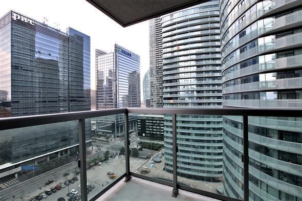 2206 - 19 Grand Trunk Cres, Condo with 2 bedrooms, 2 bathrooms and 1 parking in Toronto ON | Image 19