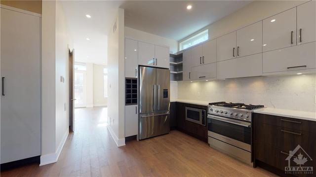 307 Fifth Avenue, Home with 3 bedrooms, 4 bathrooms and 3 parking in Ottawa ON | Image 7
