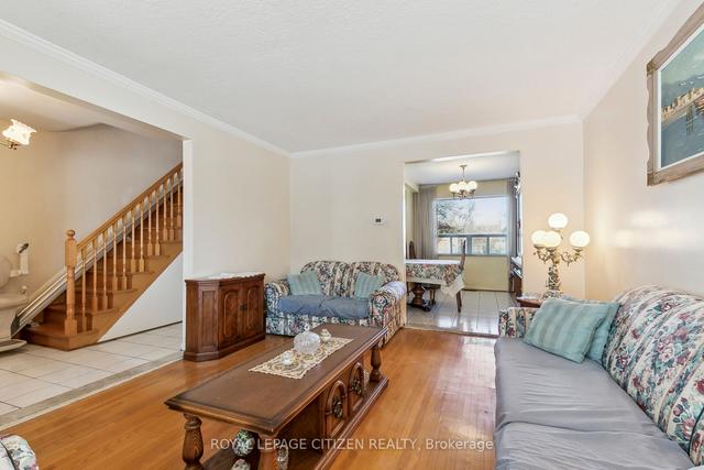 1498 Lawrence Ave W, House semidetached with 3 bedrooms, 2 bathrooms and 6 parking in Toronto ON | Image 2