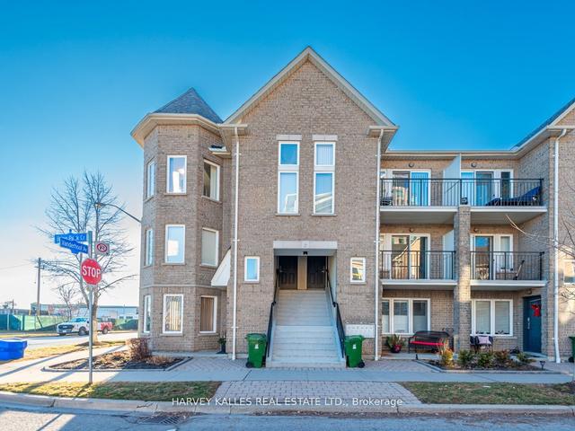 301 - 2 Brian Peck Cres, Townhouse with 3 bedrooms, 2 bathrooms and 2 parking in Toronto ON | Image 1