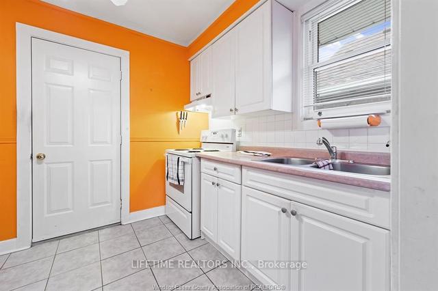376 South St, House detached with 2 bedrooms, 2 bathrooms and 2 parking in Windsor ON | Image 2