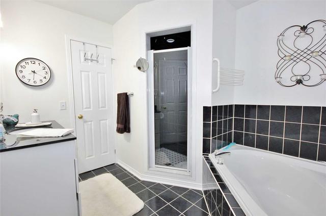 108 Violet St, House detached with 2 bedrooms, 3 bathrooms and 5.5 parking in Barrie ON | Image 8