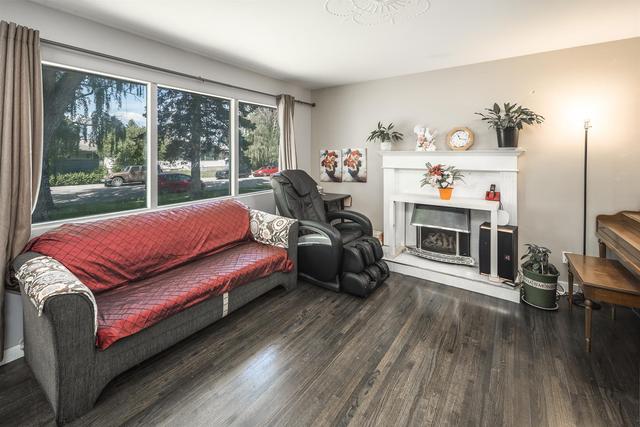52 Fay Road Se, House detached with 7 bedrooms, 2 bathrooms and 2 parking in Calgary AB | Image 2