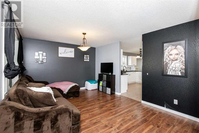 5021 47 Street, House detached with 3 bedrooms, 3 bathrooms and 2 parking in Innisfail AB | Image 4