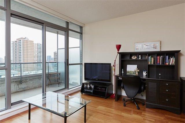 1004 - 285 Mutual St, Condo with 2 bedrooms, 1 bathrooms and null parking in Toronto ON | Image 7