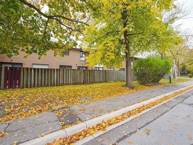 67 Fleetwood Cres, Townhouse with 3 bedrooms, 2 bathrooms and 1 parking in Brampton ON | Image 28