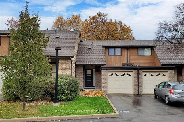 640 Forestwood Cres, Townhouse with 3 bedrooms, 2 bathrooms and 2 parking in Burlington ON | Image 1