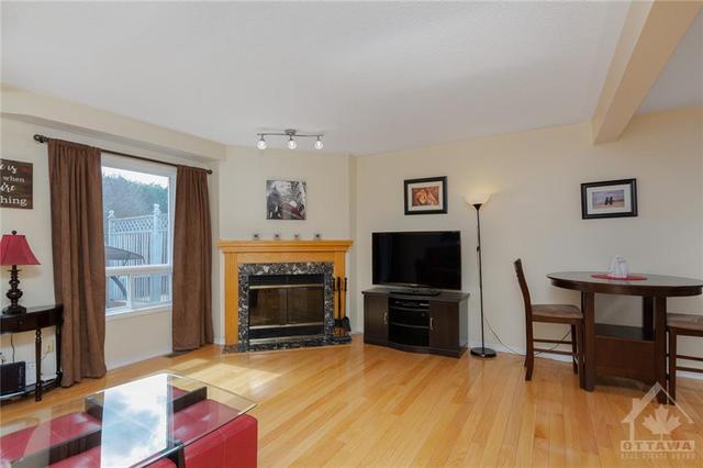 6 Woodford Way, Townhouse with 3 bedrooms, 3 bathrooms and 3 parking in Ottawa ON | Image 9