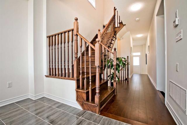 25 Titan Tr, House attached with 3 bedrooms, 3 bathrooms and 2 parking in Markham ON | Image 2