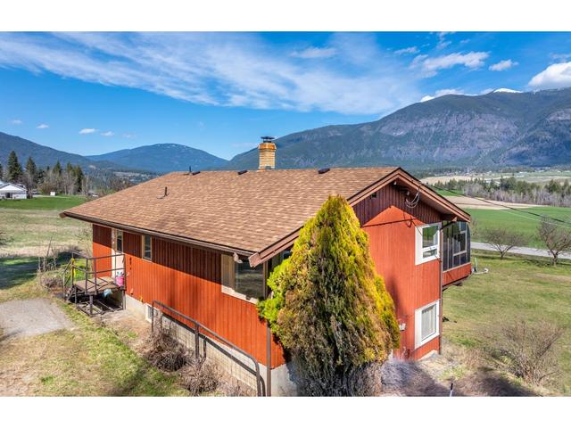 3481 Crestview Road, House detached with 2 bedrooms, 2 bathrooms and null parking in Central Kootenay B BC | Image 40
