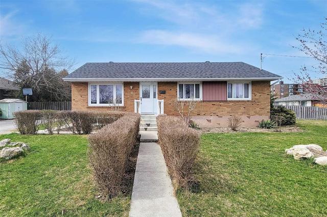 1 Joanna Dr, House detached with 3 bedrooms, 2 bathrooms and 4 parking in Toronto ON | Card Image