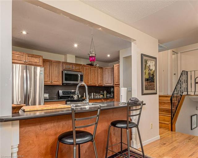 72 Abbey Dale Court, House semidetached with 3 bedrooms, 2 bathrooms and 3 parking in Kingston ON | Image 4