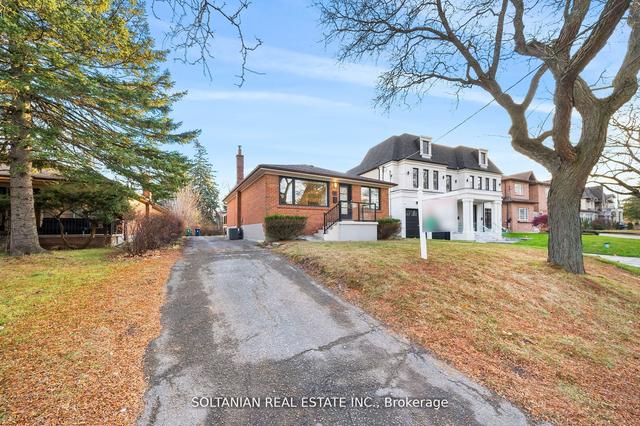 71 Centre Ave, House detached with 3 bedrooms, 2 bathrooms and 6 parking in Toronto ON | Image 2