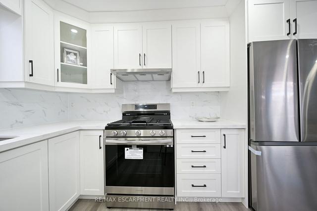 130 East 25th St, House detached with 3 bedrooms, 2 bathrooms and 3 parking in Hamilton ON | Image 3