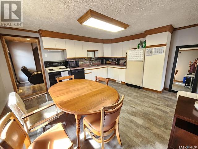 214 Government Road S, House detached with 2 bedrooms, 2 bathrooms and null parking in Weyburn SK | Image 6
