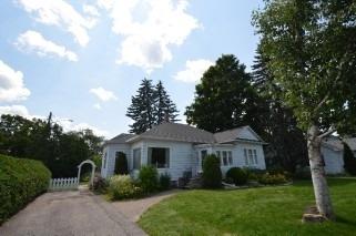 7 Bond St W, House detached with 2 bedrooms, 1 bathrooms and 4 parking in Kawartha Lakes ON | Image 1