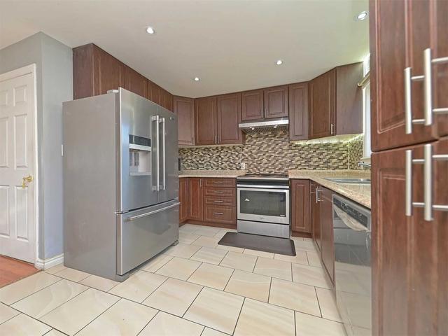 162 Hansen Rd N, House semidetached with 3 bedrooms, 4 bathrooms and 5 parking in Brampton ON | Image 3