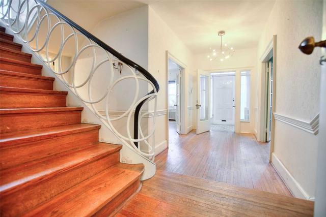 16 Edgar Ave, House detached with 6 bedrooms, 4 bathrooms and 3 parking in Toronto ON | Image 13