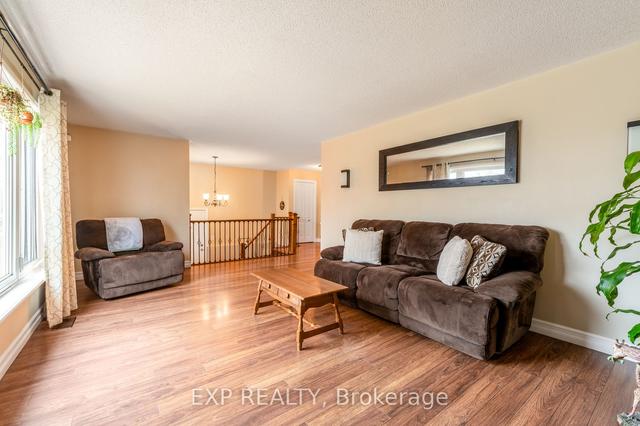 46 Grapeview Dr, House detached with 4 bedrooms, 2 bathrooms and 5 parking in St. Catharines ON | Image 2