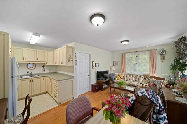 32 Napier St, House detached with 7 bedrooms, 3 bathrooms and 5 parking in Barrie ON | Image 11